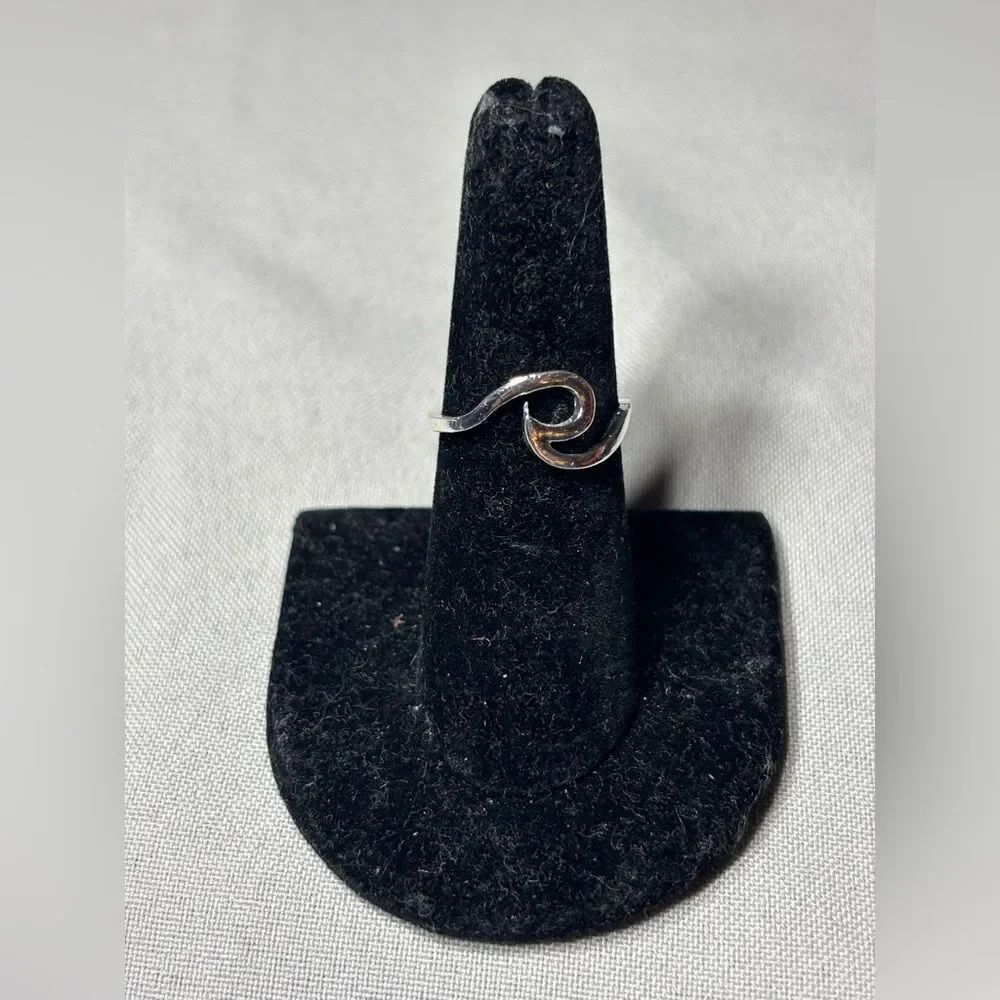 New! Wave Silver Tone Ring Size 7 Costume Jewelry Hypoallergenic